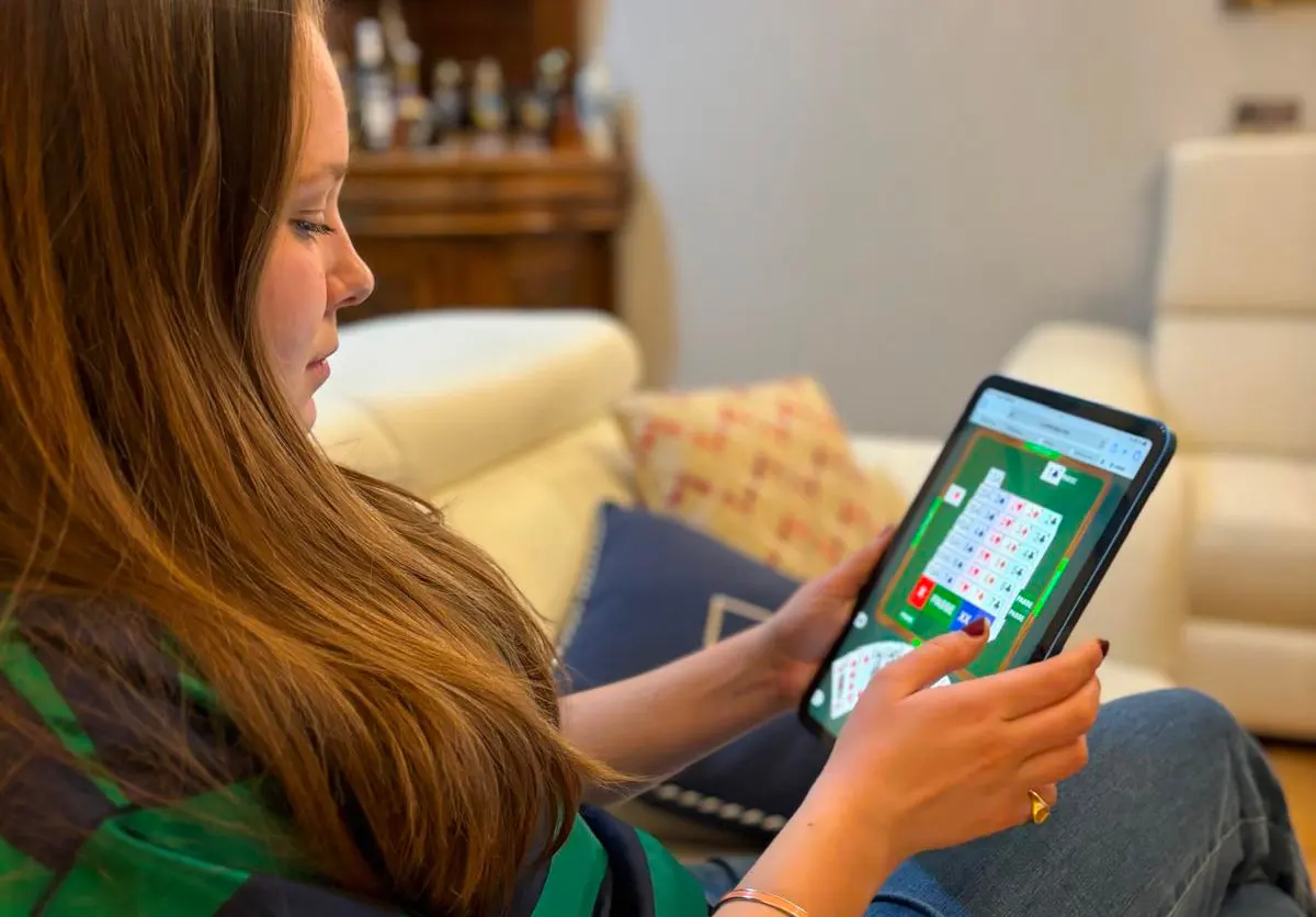 Pessoa a jogar bridge